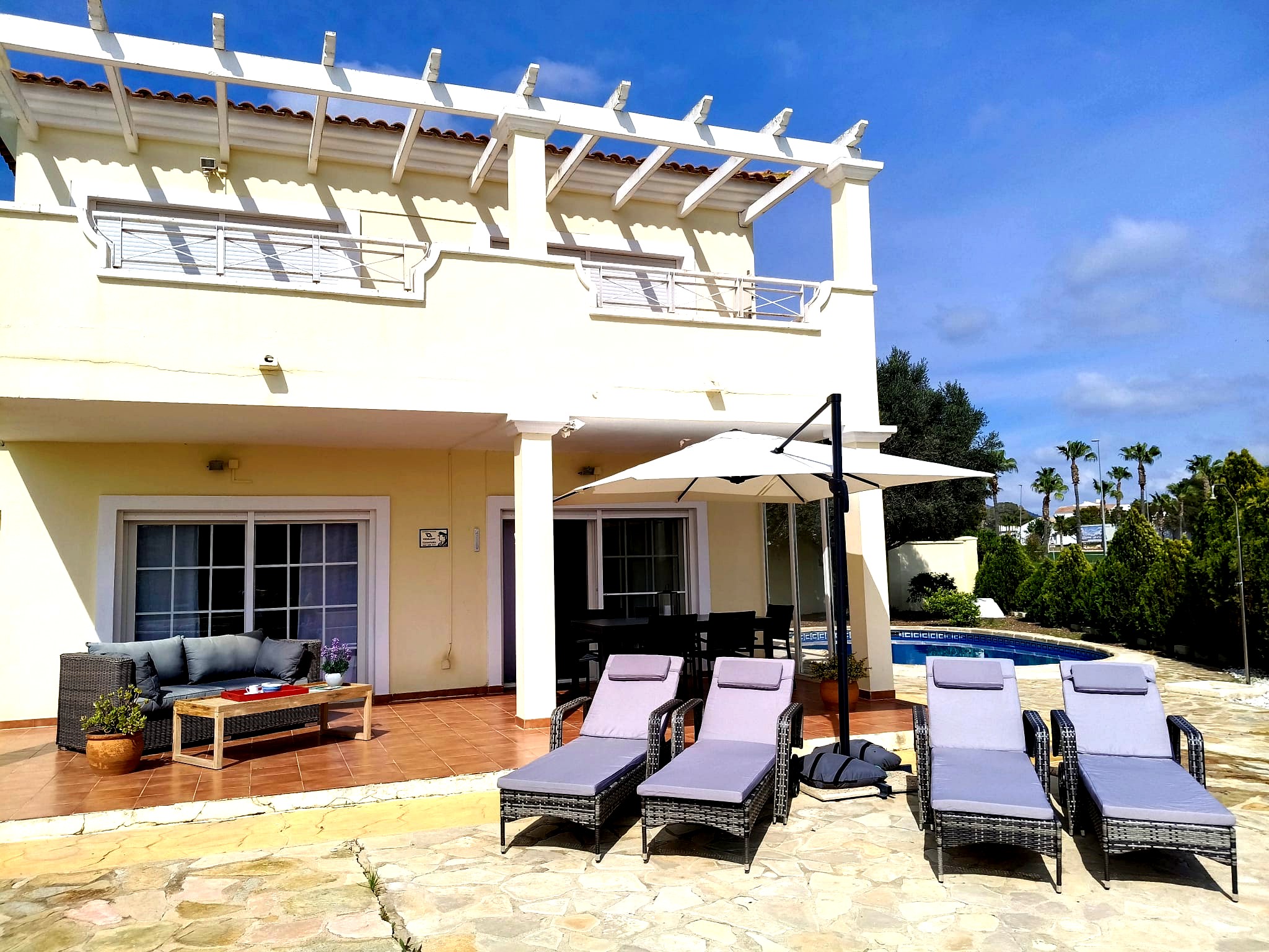 Villa Elegante Zwembad Terras Ligstoelen Murcia